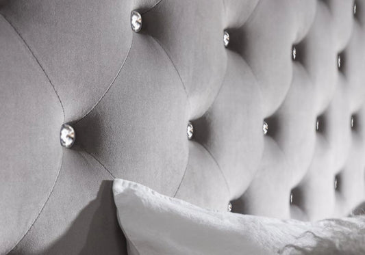 Lit capitonné gris à strass et matelas ressorts | Cora