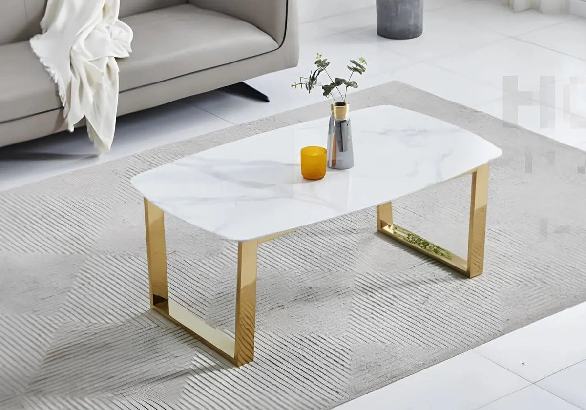 Table basse dorée et marbre blanc au design moderne | Kora