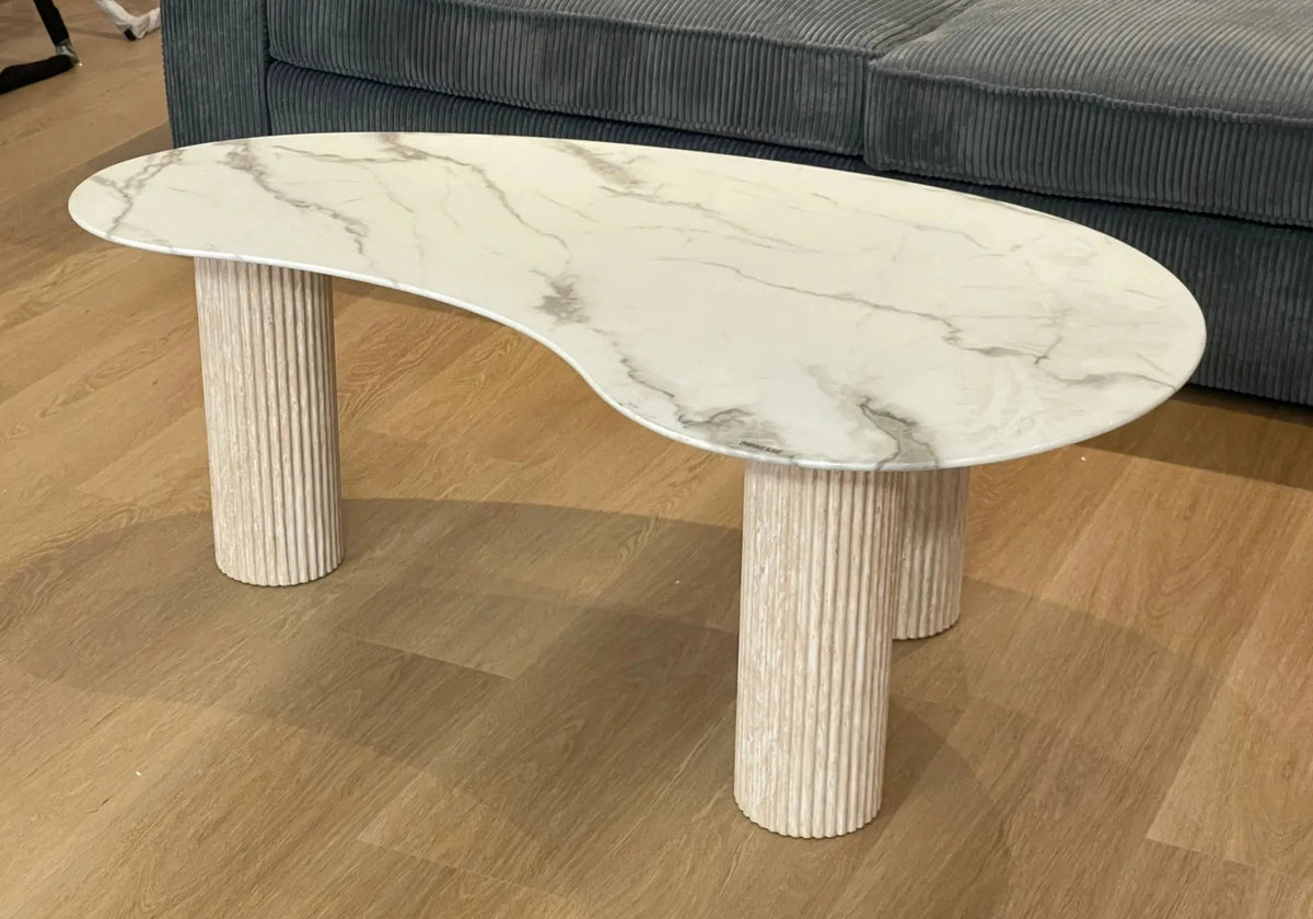 Table basse finition marbre beige pour salon | Klyro