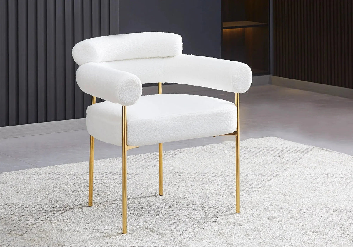 Fauteuil de table bouclé blanc avec pieds dorés | Kove