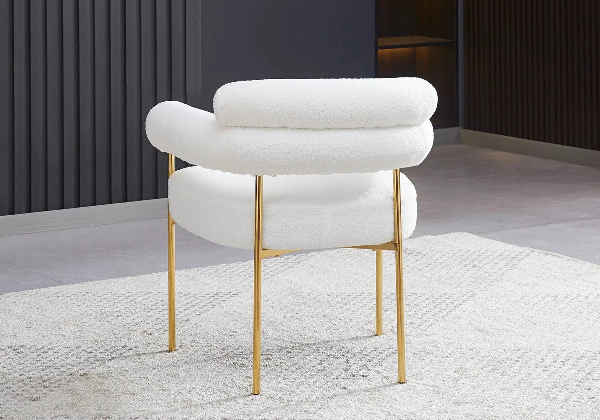 Fauteuil de table bouclé blanc avec pieds dorés | Kove