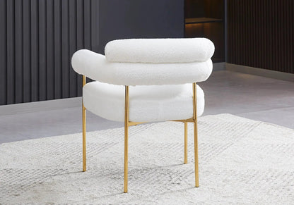 Fauteuil de table bouclé blanc avec pieds dorés | Kove