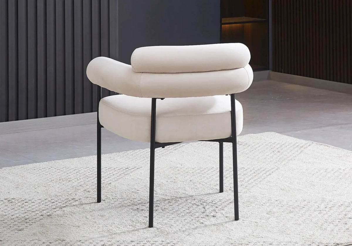 Fauteuil de table en beige avec pieds noirs | Kove
