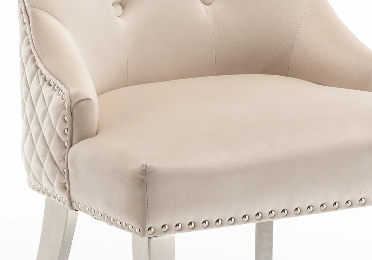 2 chaises capitonnées beige tête de lion | Kreo