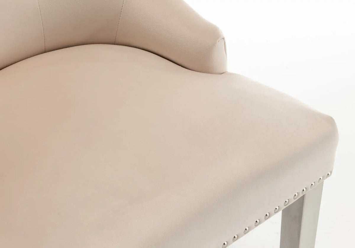 2 chaises capitonnées beige tête de lion | Kreo
