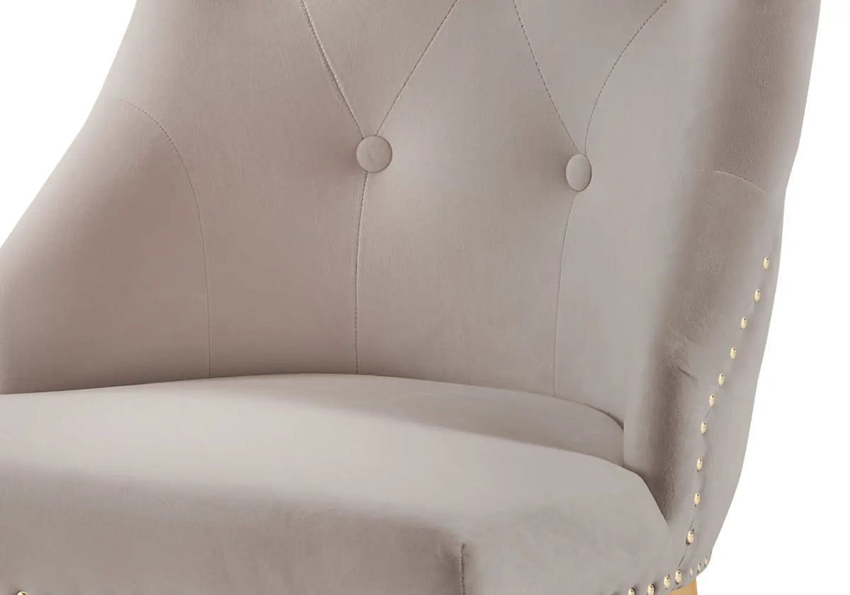 Chaises cloutées en moka et anneau doré | Kalyx