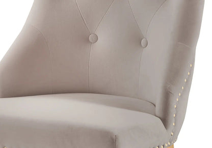 Chaises cloutées en moka et anneau doré | Kalyx