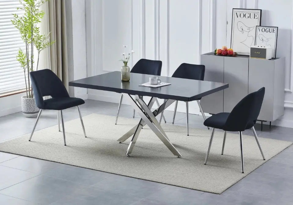 Table à manger 150 cm bois noir et 4 chaises argent | Koda