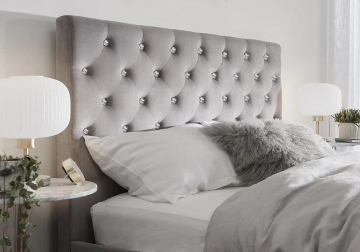 Lit capitonné gris à strass et matelas ressorts | Cora