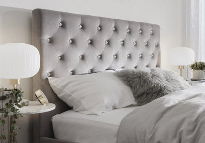 Lit capitonné gris à strass et matelas ressorts | Cora