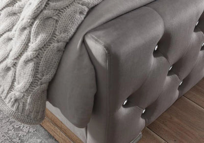 Lit double capitonné en gris avec strass | Cora