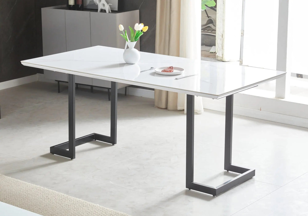 Table à manger dorée en céramique marbre blanc | Veyra