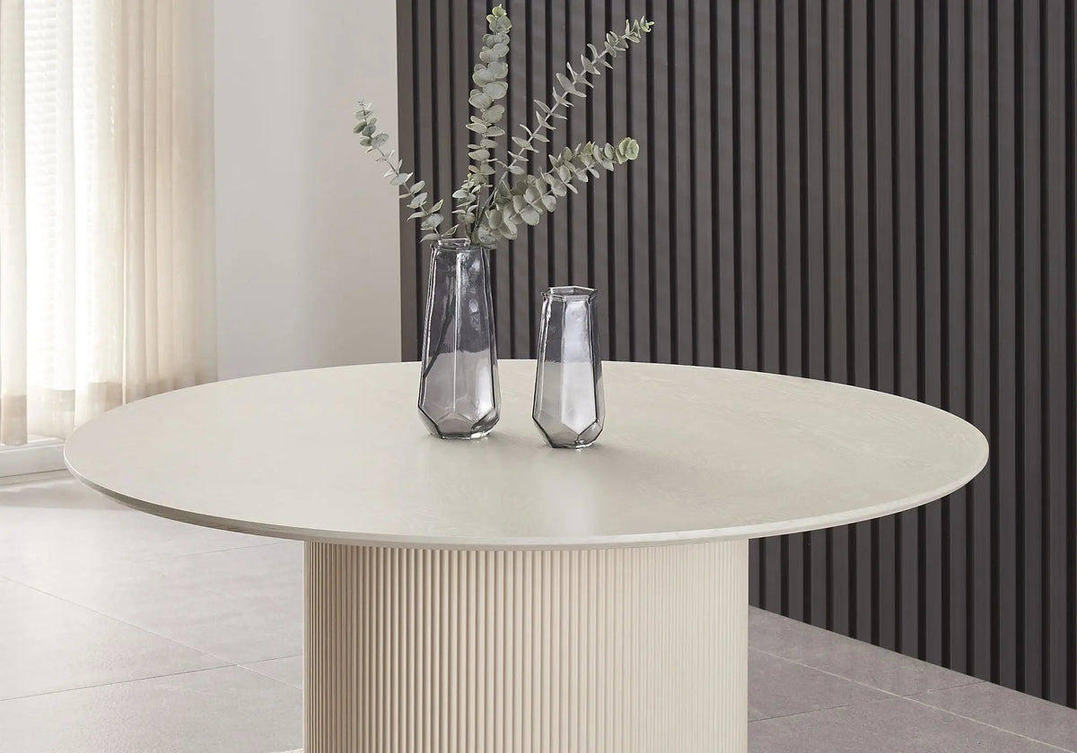 Table à manger ronde blanche au design élégant | Klyro