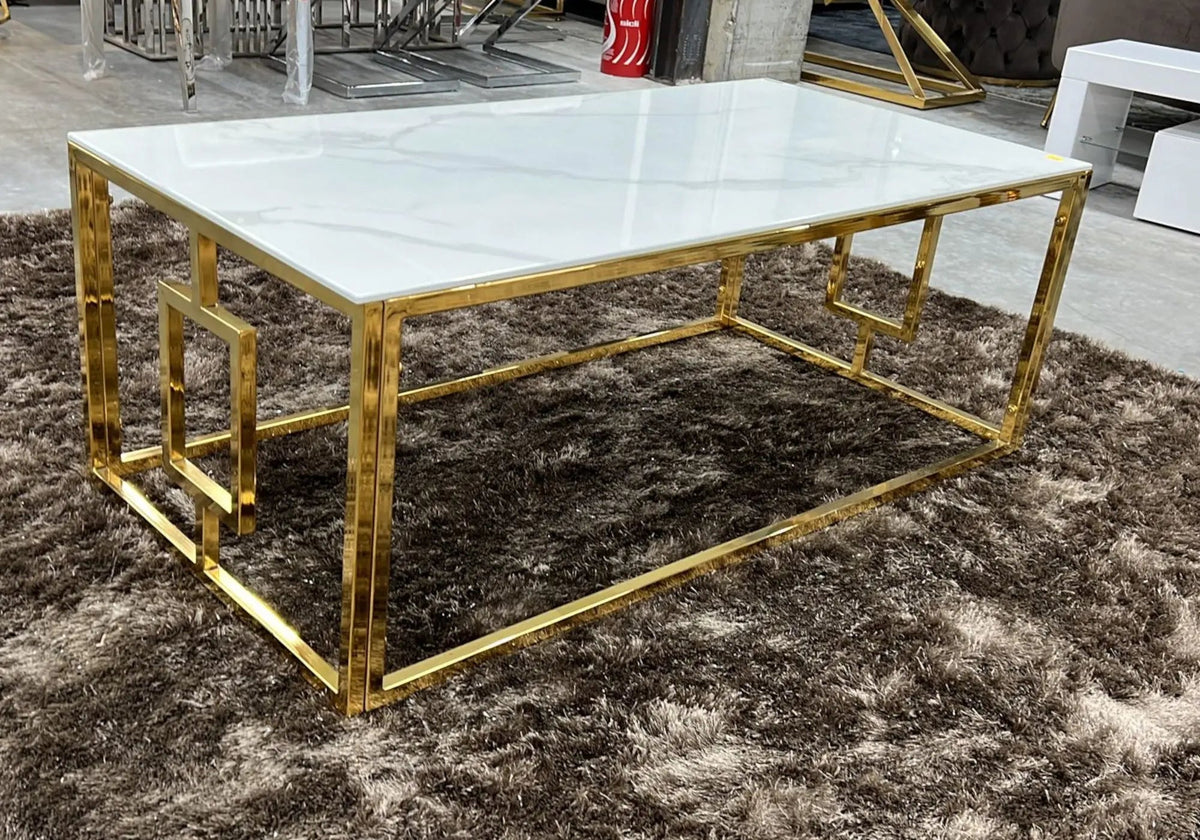 Table basse dorée et marbre blanc pour le salon | Zelix