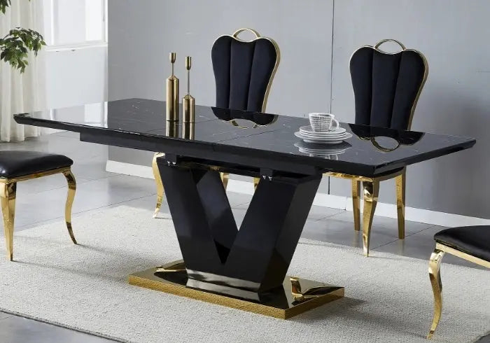 Ensemble table marbre noir et chaises dorées | Kivo