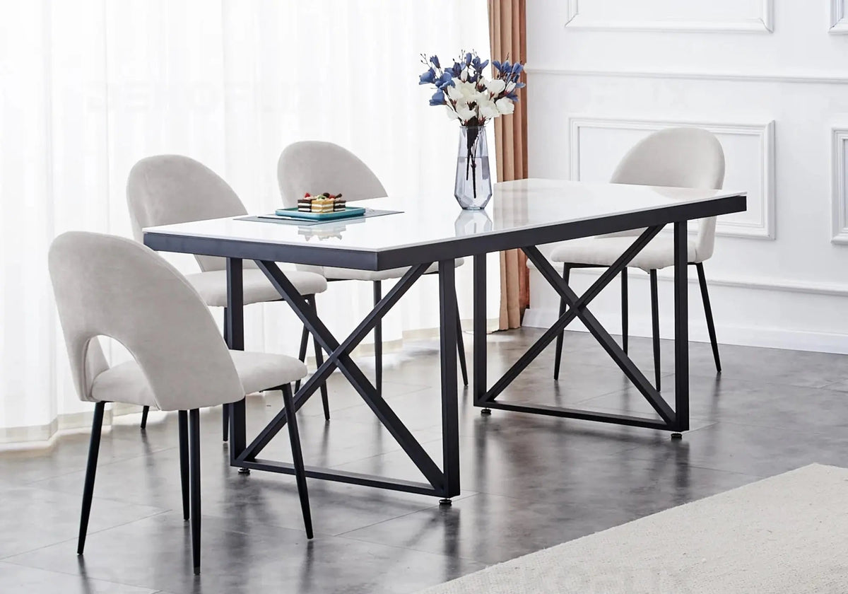 Table noire effet marbre blanc et chaises grises | Zyra